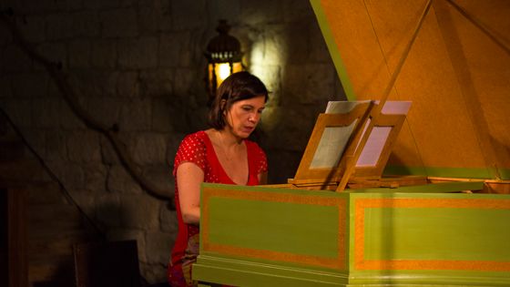 Violaine Cochard (clavecin) joue Scarlatti dans le cadre de l'enregistrement de l'intégrale des sonates par France Musique au château d'Ampelle (Gers) le 19 juillet 2019. ©Radio France - Guillaume Decalf