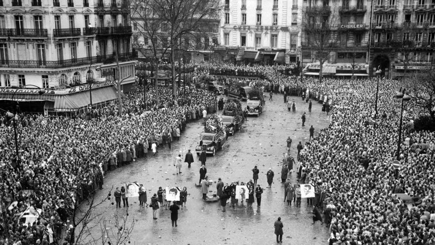 Des centaines de milliers de personnes assistent, le 13 février 1962 à Paris, aux obsèques des victimes de la manifestation du 8 février à Charonne en faveur de la paix en Algérie.