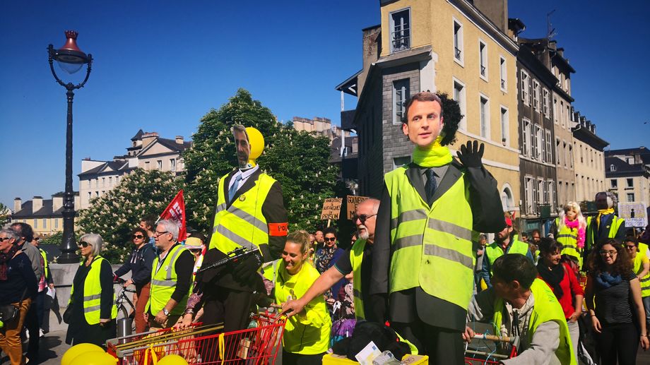 PHOTOS : Entre 1.700 et 2.000 personnes, gilets jaunes et syndicats, manifestent pour le 1er-Mai à Pau