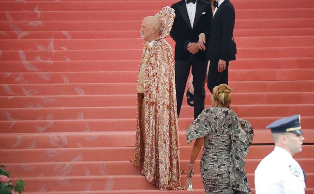 Gala du Met 2019 : le scénariste Ryan Murphy dans une tenue entièrement faite de perles