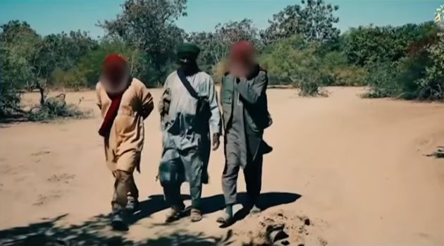 Capture d'écran de France 24 : extrait d'une vidéo de propagande de l'organisation terroriste Katiba Macina publiée fin février 2019, HuffPost, "Qu'est-ce que le la Katiba Macina, le groupe terroriste impliqué dans la prise d'otages?" (10 mai 2019)