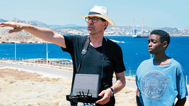 Dominik Moll et Joshua Edoze sur le tournage d'Eden