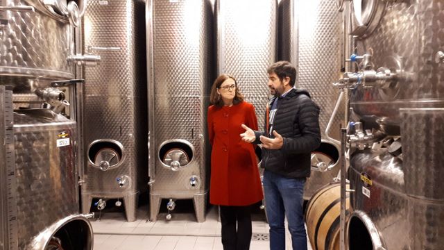 Cecilia Malmström, commissaire européenne au Commerce, visite l'exploitation d'Etienne Loew, à Westhoffen (Bas-Rhin), afin de promouvoir l'accord de libre-échange UE-Japon