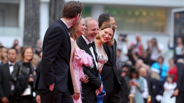 Joyeuse montée des marches pour Arnaud Desplechin et ses acteurs