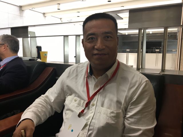 Fang Zheng, étudiant de la place Tiananmen. Grièvement blessé par un char le 4 Juin 1989, il a perdu ses deux jambes. Il vit réfugié aux Etats-Unis.