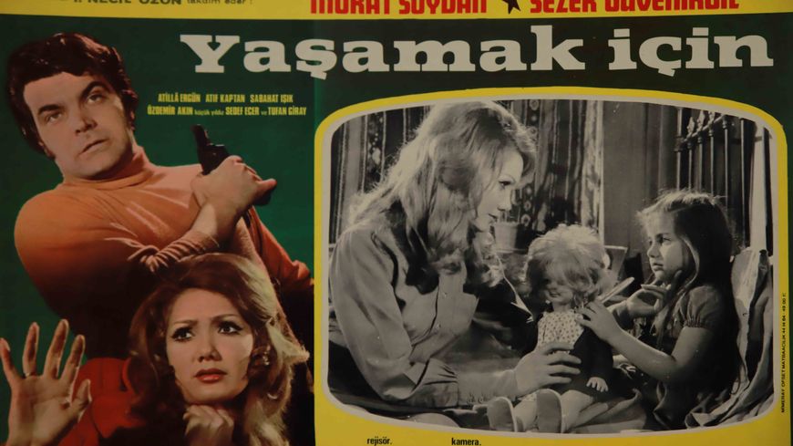 L'affiche du film "yasamak için", avec Sedef Ecer enfant (à droite)