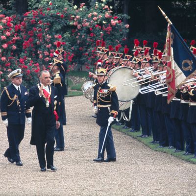 Georges Pompidou salue de la main l'orchestre de la Garde républicaine lors de la cérémonie d'investiture, à Paris, France en juin 1969.