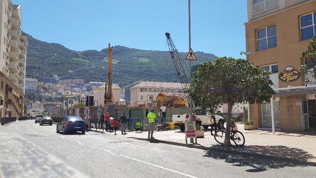 Des logements et bureaux en construction pour accueillir ceux qui voudrait éviter de passer la frontière à l'avenir.