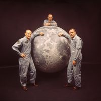 Portrait des astronautes américains, de gauche à droite, Buzz Aldrin, Michael Collins et Neil Armstrong, l'équipage de la mission Apollo 11 de la NASA sur la lune, posant sur un modèle de la lune, 1969.