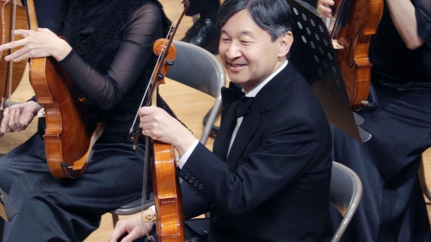 Naruhito, nouvel empereur du Japon et altiste. Ici, lors d'un concert à l'Université Gakushuin de Tokyo en 2018