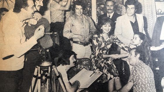 Sedef Ecer enfant (à droite), sur un plateau de tournage (coupure de presse) - DR