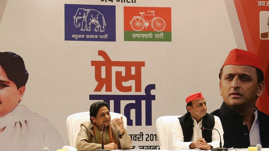 Maywati (à gche) la leader dalit du BSP et Akilesh Ydav (à dte) le patron du parti socialiste, annoncent leur alliance électorale à Lucknow, le 12 janvier 2019.