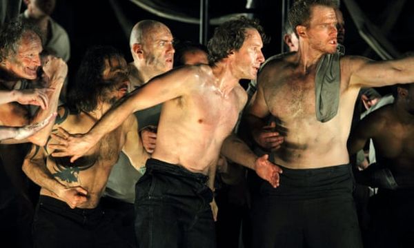 Jacques Imbrailo au centre (Billy Budd) avec Duncan Rock à droite (Donald)