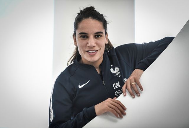 Amel Majri, lors d'une séance photo à Clairefontaine
