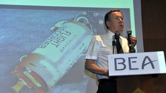 Alain Bouillard, enquêteur responsable de l'enquête de sécurité sur le vol Air France 447 du Bureau d'enquête et d'analyse de la sécurité de l'aviation civile (BEA), lors d'une conférence de presse sur les boîtes noires le 12 mai 2011 ©AFP - MEHDI FEDOUACH