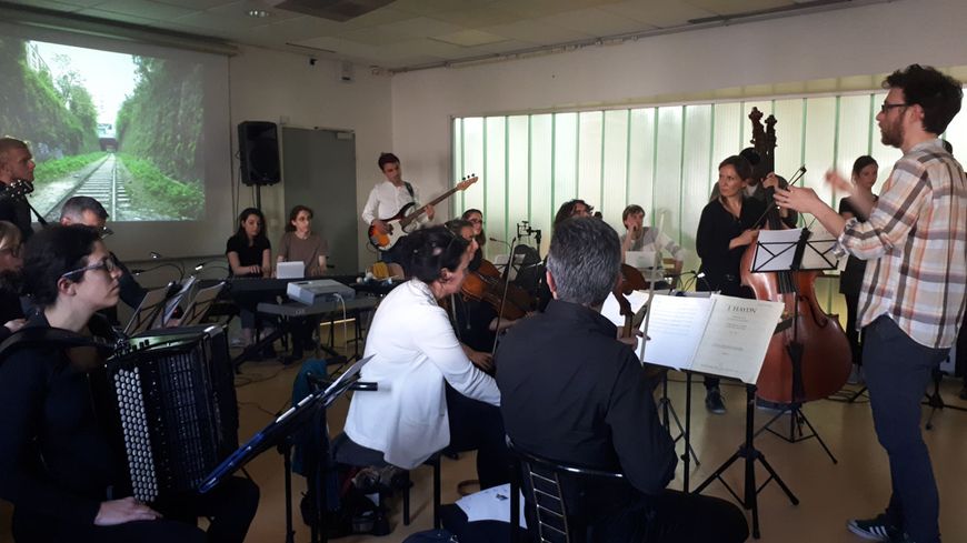 Au lycée Mozart de Blanc-Mesnil, les lycéens ont composé un mélologue dans le cadre du projet Un orchestre dans mon bahut du Paris Mozart Orchestra