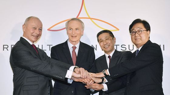 Thierry Bolloré, et Jean-Dominique Sénard, de Renault et Hiroto Saikawa de Nissan et Osamu Masuko de Mitsubishi prennent la pose après avoir annoncé la création d'un nouvel organe chargé de gérer leur alliance. ©Getty - Kyodo News