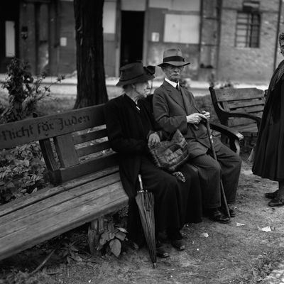 Un banc à Berlin en 1945, après la Seconde guerre mondiale, avec écrit “Pas pour les Juifs”
