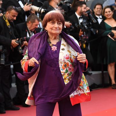 Agnes Varda pose alors qu'elle arrive le 14 mai 2018 pour la projection du film "BlacKkKlansman : J'ai infiltré le Ku Klux Klan", à la 71e édition du Festival de Cannes.