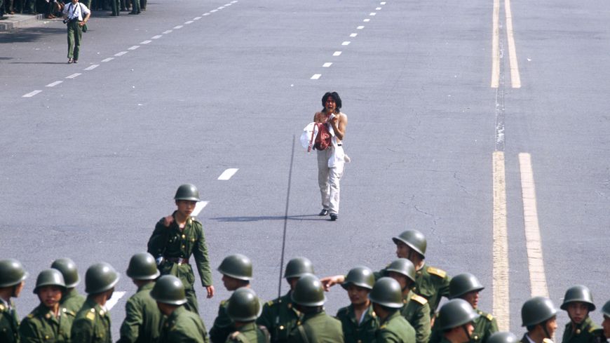 Un homme seul face aux militaires sur la place où dans la nuit du 3 au 4 juin 1989 des soldats mettaient fin dans le sang à 7 semaines de défilés et de grèves de la faim d’étudiants et d’ouvriers