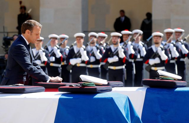 Les premiers maîtres Cédric de Pierrepont et Alain Bertoncello, décédés au Burkina Faso le 10 mai lors d'une opération de libération d'otages, "sont morts en héros", a déclaré Emmanuel Macron lors de l'hommage national mardi aux Invalides