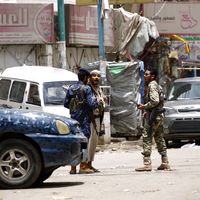 Des combattants houthis et un policier dans la capitale du Yémen, à Sanaa, le 24 mai 2019. Mohammed HUWAIS / AFP