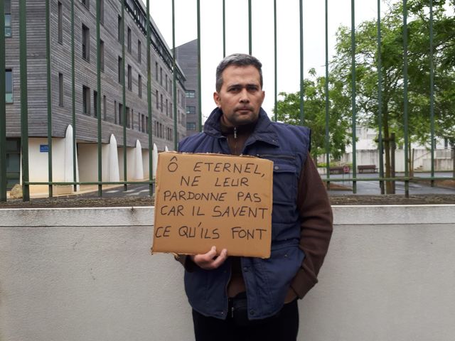 Cet homme a fait trois heure de route et est venu de Montargis, pour protester contre le choix médecins de Vincent Lambert
