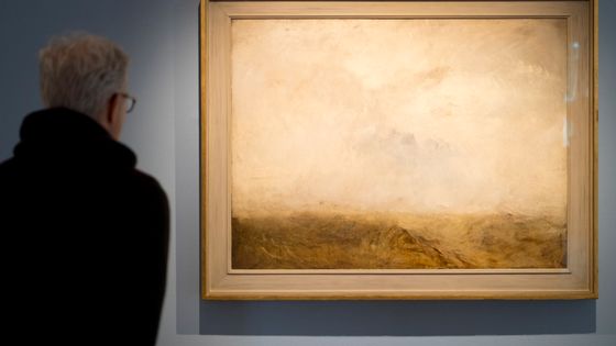 "Seascape 1835-1840" de Joseph Mallord William Turner. Un visiteur observe ce tableau à l'occasion d'une rétrospective à la Fondation de l'Hermitage à Lausanne en janvier 2019 ©Maxppp - LAURENT GILLIERON