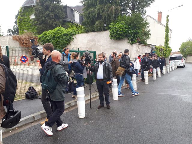 Devant l’hôpital Sébastopol, les journalistes attendent Viviane Lambert