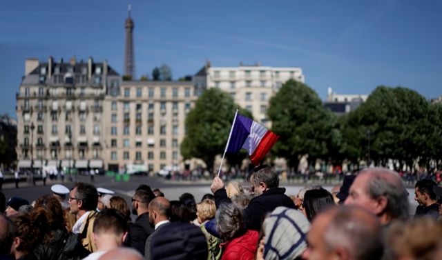La foule a salué le passage des deux cercueils en route vers la cour d'honneur des Invalides