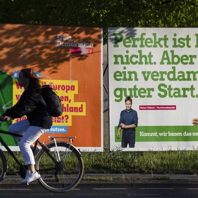 Affiches de campagne pour les élections européennes, le Parti vert allemand est représenté à droite par Robert Habeck, co-tête de liste, le 24 avril à Berlin.