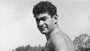 Photo datée probablement de 1950 d'Alfred Nakache, nageur et joueur de water-polo, connu sous le surnom de « nageur d'Auschwitz ».