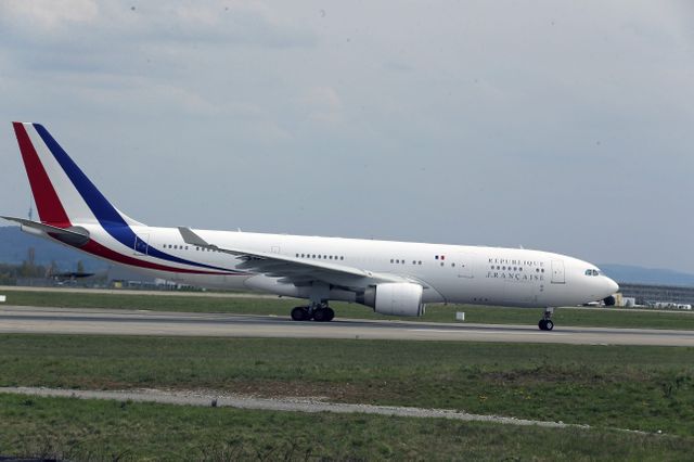 Parmi les clients d'Airbus : la République Française. C'est à bord d'un dérivé de l'A330 que les présidents effectuent leurs voyages officiels