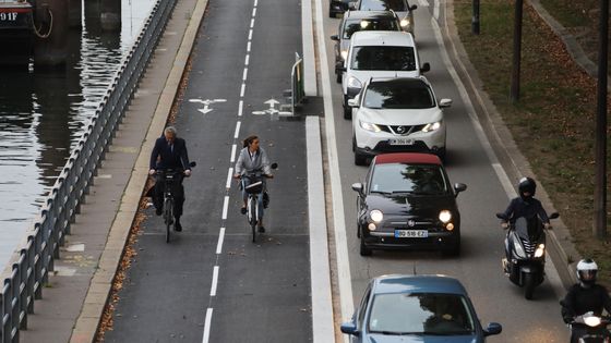 La piste cyclable le long de la Seine, près du pont Bir Hakeim et de la Tour Eiffel. ©AFP - LUDOVIC MARIN