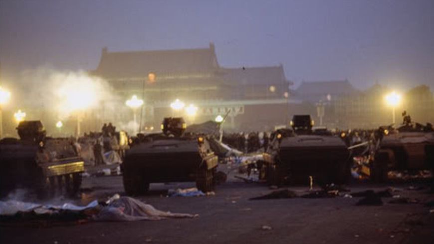 Le 4 juin 1989, la place Tiananmen est livrée aux chars du régime chinois. Ils répriment dans le sang un mouvement pro-démocratique inédit. Le nombre précis des morts reste inconnu.