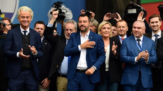 (G-D) : le Néerlandais Geert Wilders, le Belge Gerolf Annemans, l'Italien Matteo Salvini, la Française Marine Le Pen, le Bulgare Veselin Mareshk et l'Estonien Jaak Madison à Milan le 18 mai 2019. ©AFP - Miguel MEDINA