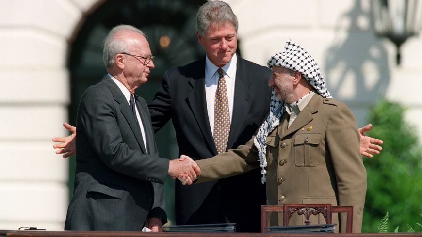 Après 1979, en 1993, deuxième spectaculaire poignée de main au Proche-Orient entre Israéliens et Palestiniens.