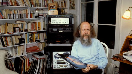 Hubert Reeves chez lui à Paris en 1982 ©Getty - Francis Apesteguy