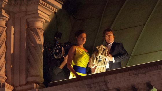 Opéra mais pas que : Rebecca Ferguson et Tom Cruise lors du tournage de "Mission Impossible 5" sur les toits le l'Opéra de Vienne, le 28/8/2014 ©Getty - Kai Danneberg / GC Images