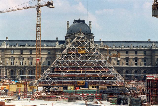 Le chantier du Grand Louvre en 1987 avec la pyramide de Leoh Ming Pei