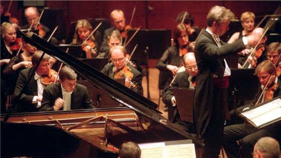Jukka-Pekka Saraste dirige Till Fellner et l'Orchestre symphonique de la radio finlandaise dans le 3ème concerto de Beethoven à l'Avery Fisher Hall en janvier 2003 ©Getty - Hiroyuki Ito/Getty Images)
