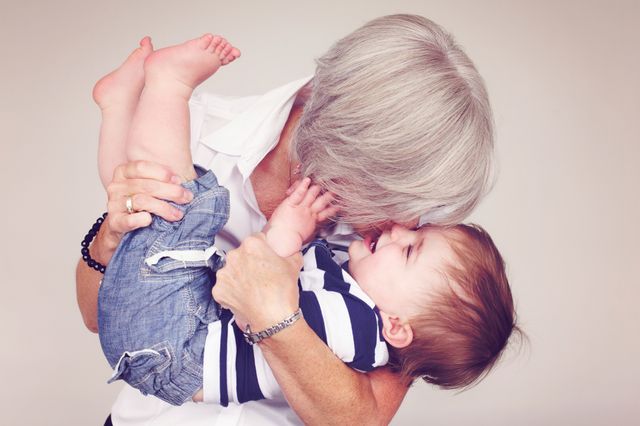 Grand-mère avec son petit-fils