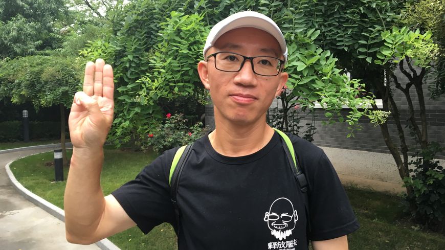 Hu Jia, opposant chinois, né en 1973. En 1989, pour la première manifestation de sa vie, il avait 16 ans. Harcelé par la police, il a fait trois ans de prison pour « atteinte à la sûreté de l’Etat ».