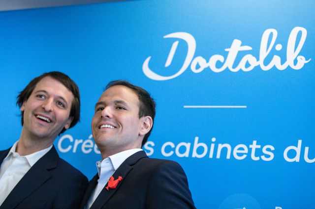 A gauche, Stanislas Niox-Château, cofondateur et PDG de Doctolib. À droite, Cédric O, lors de son premier déplacement en tant que secrétaire d’État charge du Numérique, le 3 avril 2019.