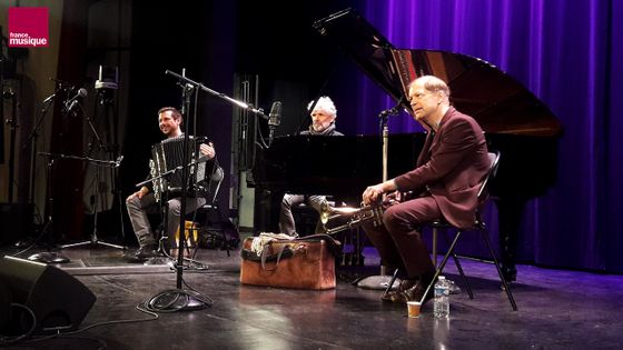 Jonas Kocher, Jacques Demierre et Axel Dörner à l'Alliance française pour "A l'improviste" ©Radio France - Soizic Noël