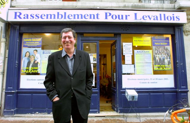 Patrick Balkany, devant sa permanence électorale à Levallois-Perret, le 14 mars 2001.