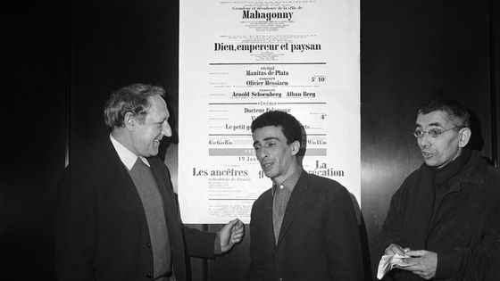 Kateb Yacine aux côtés du comédien Georges Wilson et de Jean-Marie Serreau, en 1967 à l'occasion de l'inauguration du Théâtre National Populaire (TNP). ©Getty - Keystone-France/Gamma-Keystone