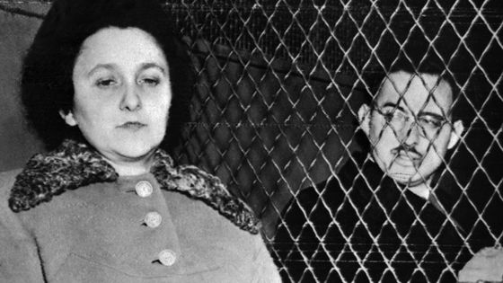 Julius et Ethel Rosenberg sont assis dans un fourgon de police en 1953 à New York peu avant leur exécution pour espionnage. Ils sont devenus les premiers civils américains à être exécutés pour espionnage à la prison de Sing Sing le 19 juin 1953. ©AFP - INP