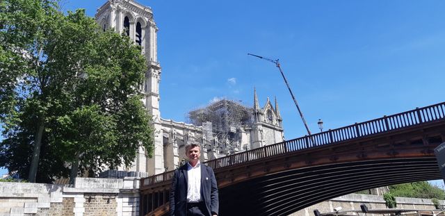 Frédéric Létoffé, co-président du groupement des entreprises des monuments historiques, devant le chantier de Notre-Dame de Paris, un mois après l'incendie