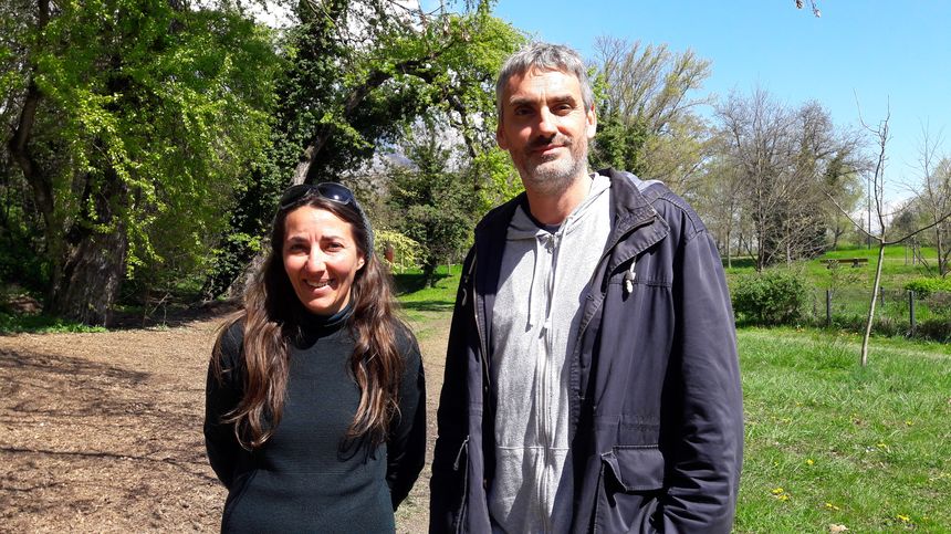 Ingrid Szalay et Gilles Namur ont fait construire 500 nichoirs pour oiseaux à Grenoble
